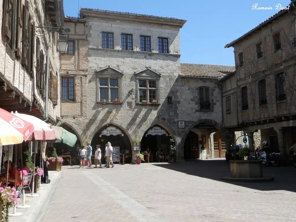 Place centrale de Castelnau-de-Montmiral avec des maisons à colombages