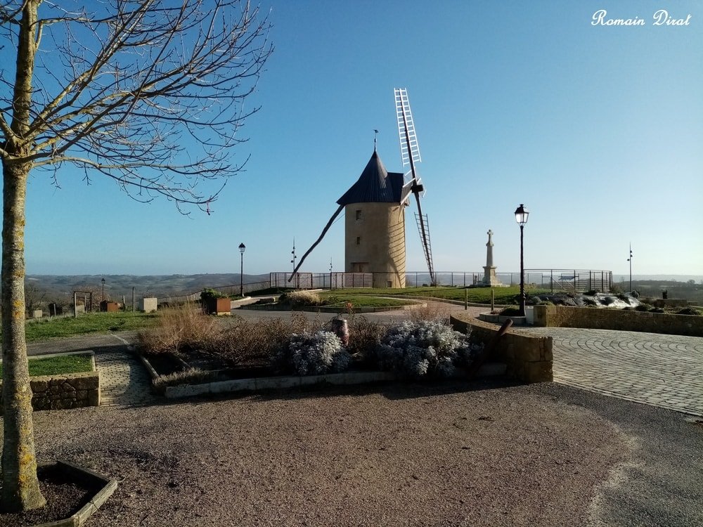 Moulin de Durban, installé sur la colline du village
