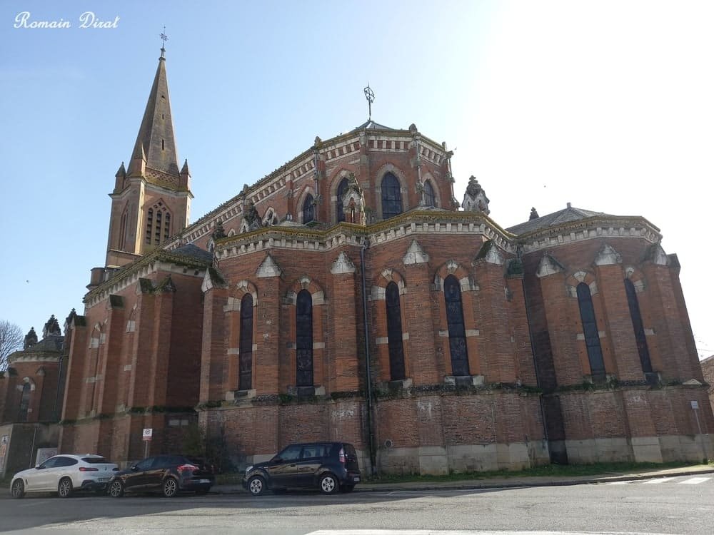 Arrière imposant de l'église Saint-Orens de Montauban en briques rouge