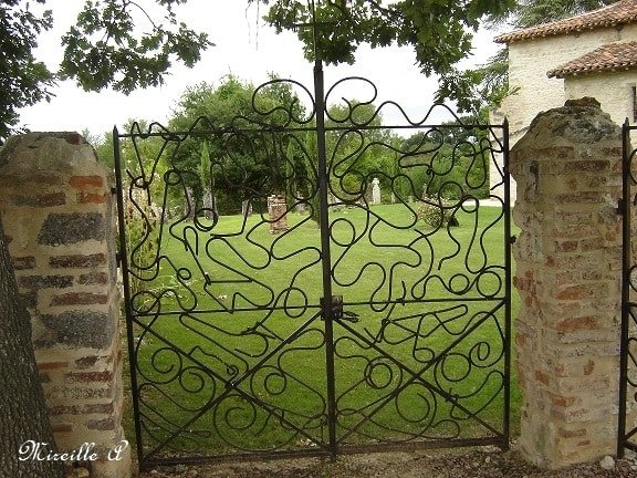 Portail en fer forgé de l'église du Carla