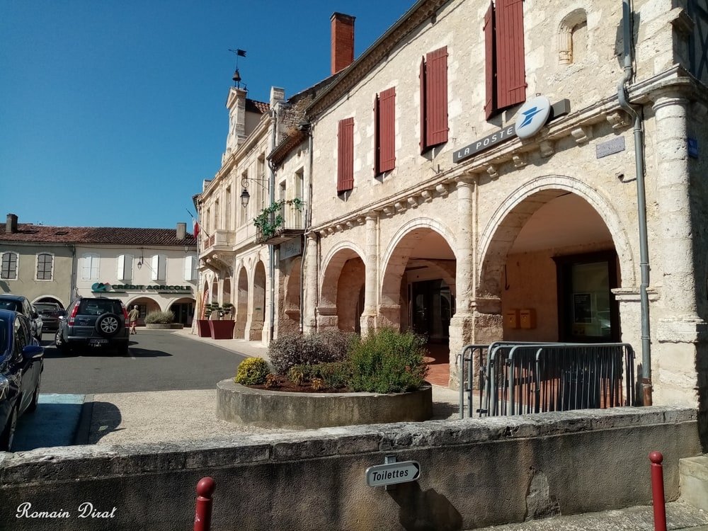 Place centrale à arcades de Mauvezin