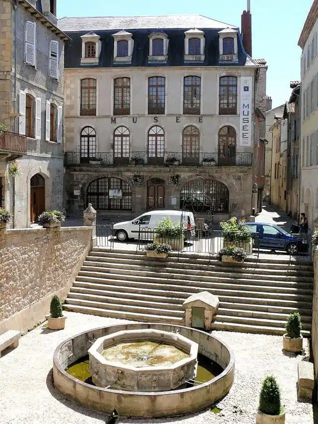 Placette avec une fontaine en contrebas du musée municipal Urbain Cabrol à Villefranche-de-Rouergue