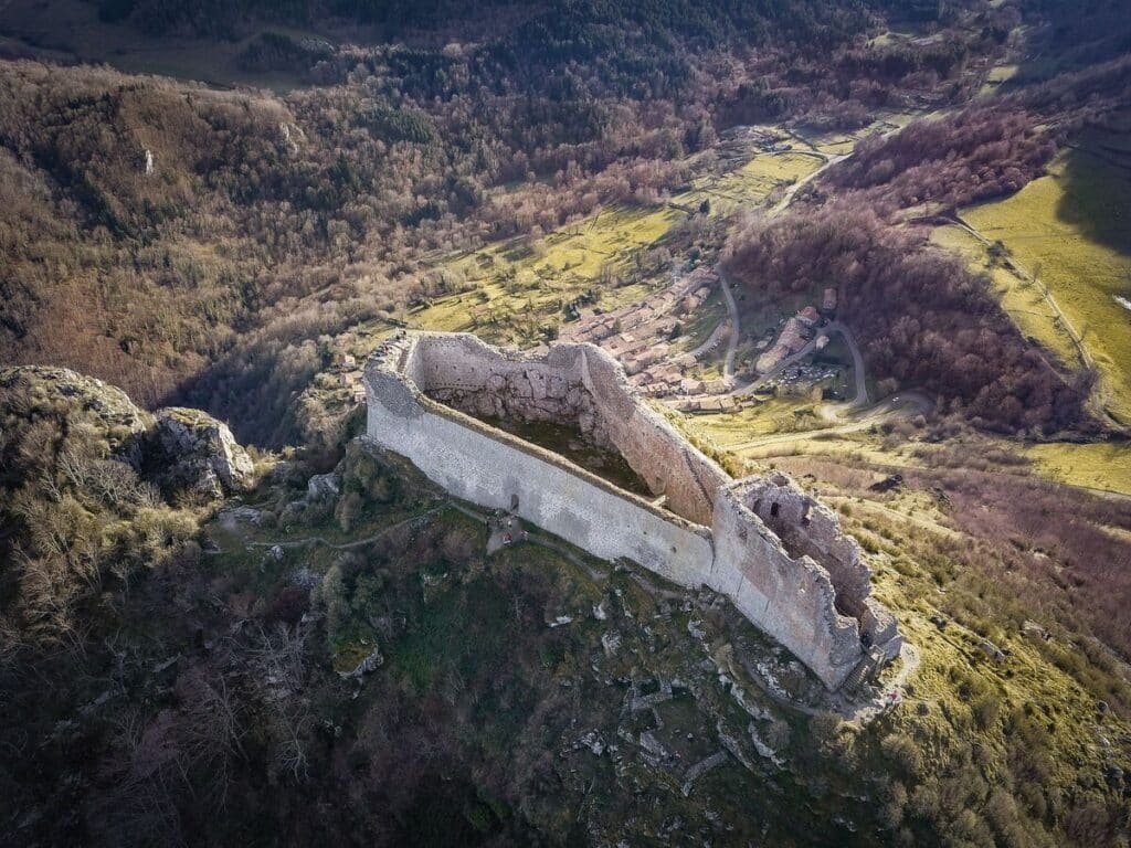Forteresse en ruine de Montségur au sommet d'une montagne