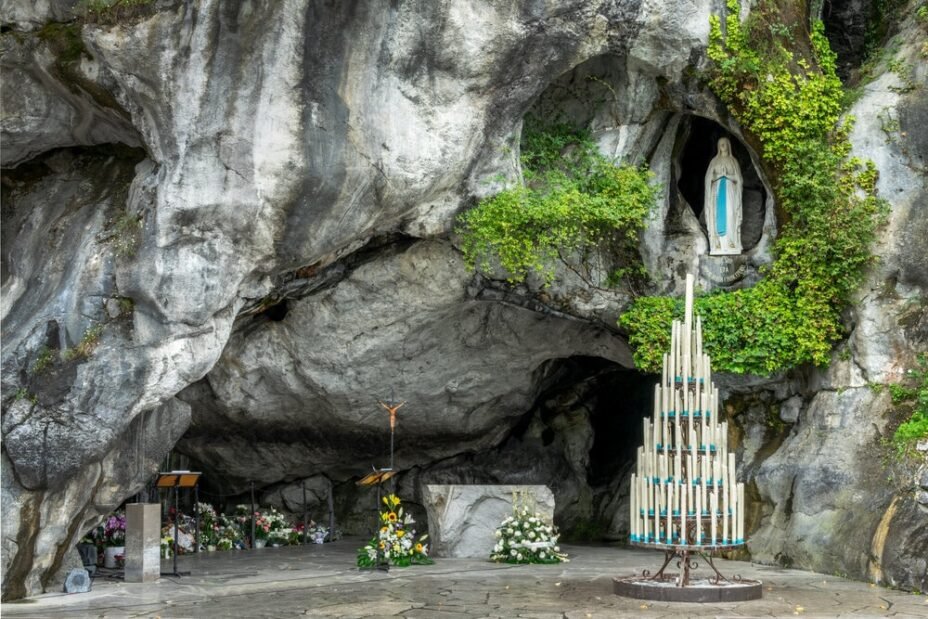 lourdes-sa-l-gende-et-son-histoire-intense-occitanie-histoire-et