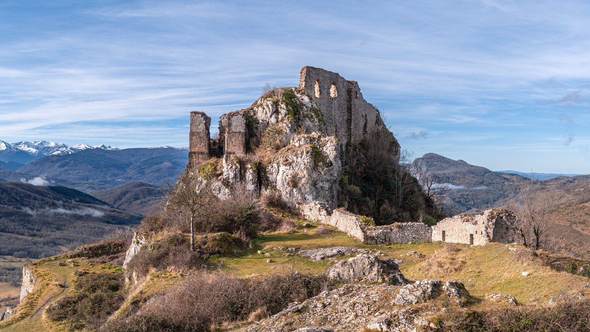Le château cathare de Roquefixade : un lieu d'exception - Occitanie ...