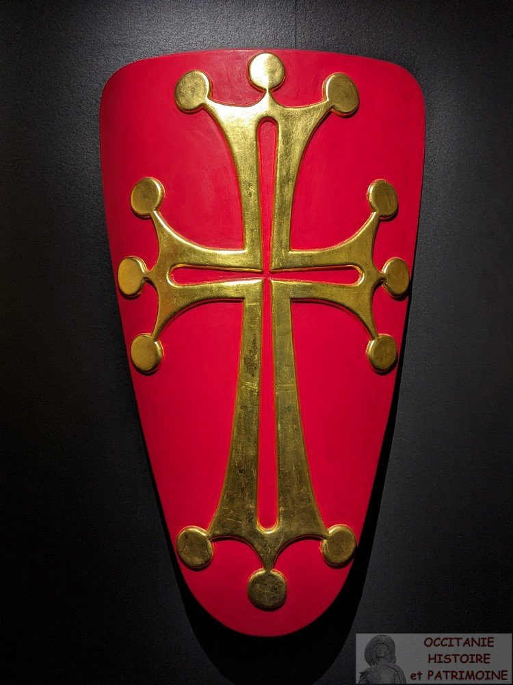 Bouclier cathare rouge arborant une grande croix cathare couleur or