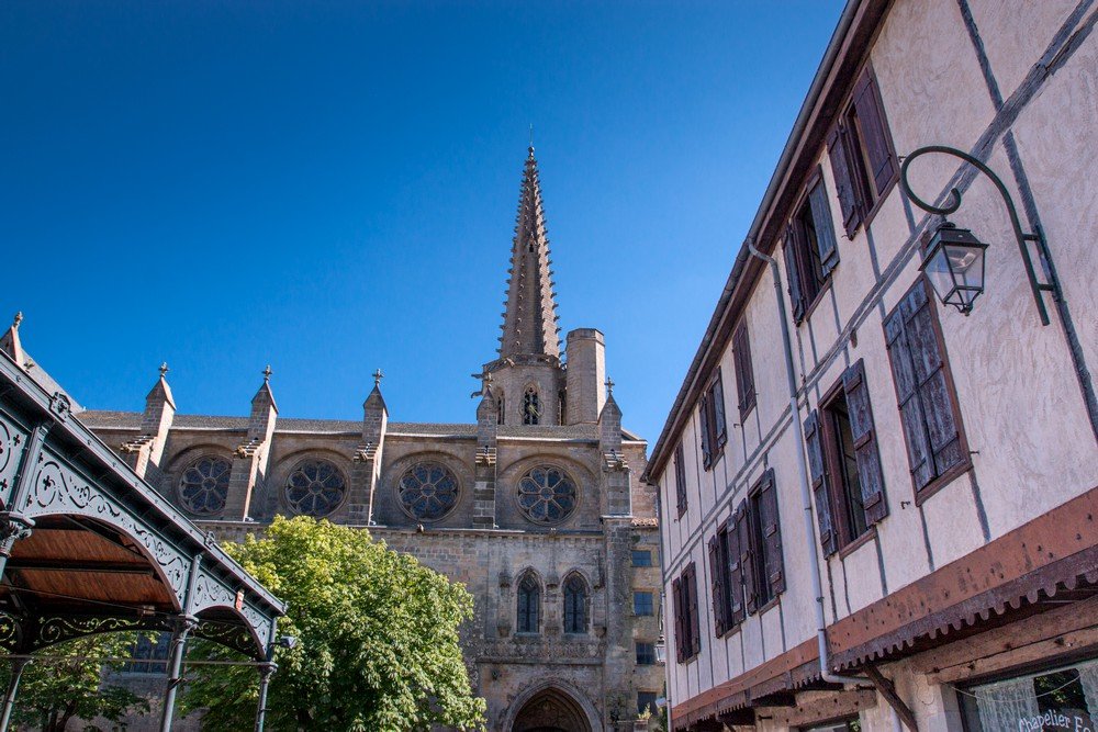 Place des Couverts avec des maisons à colombages, le marché couvert et la cathédrale en fond.
