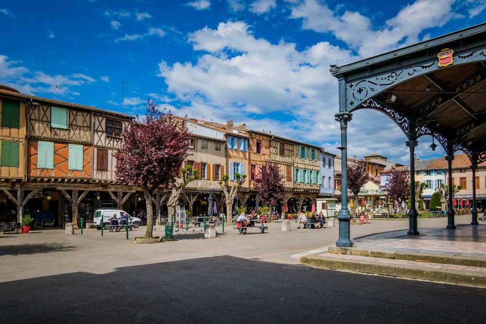 Place des Couverts de Mirepoix, au premier plan à droite se trouve le joli marché couvert et au second plan des maisons à colombages.