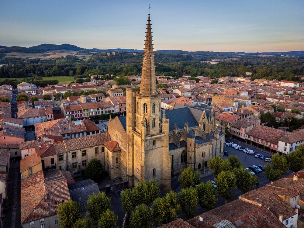 Vue aérienne de Mirepoix avec au centre la cathédrale, la place des Couverts et les rues en damier.
