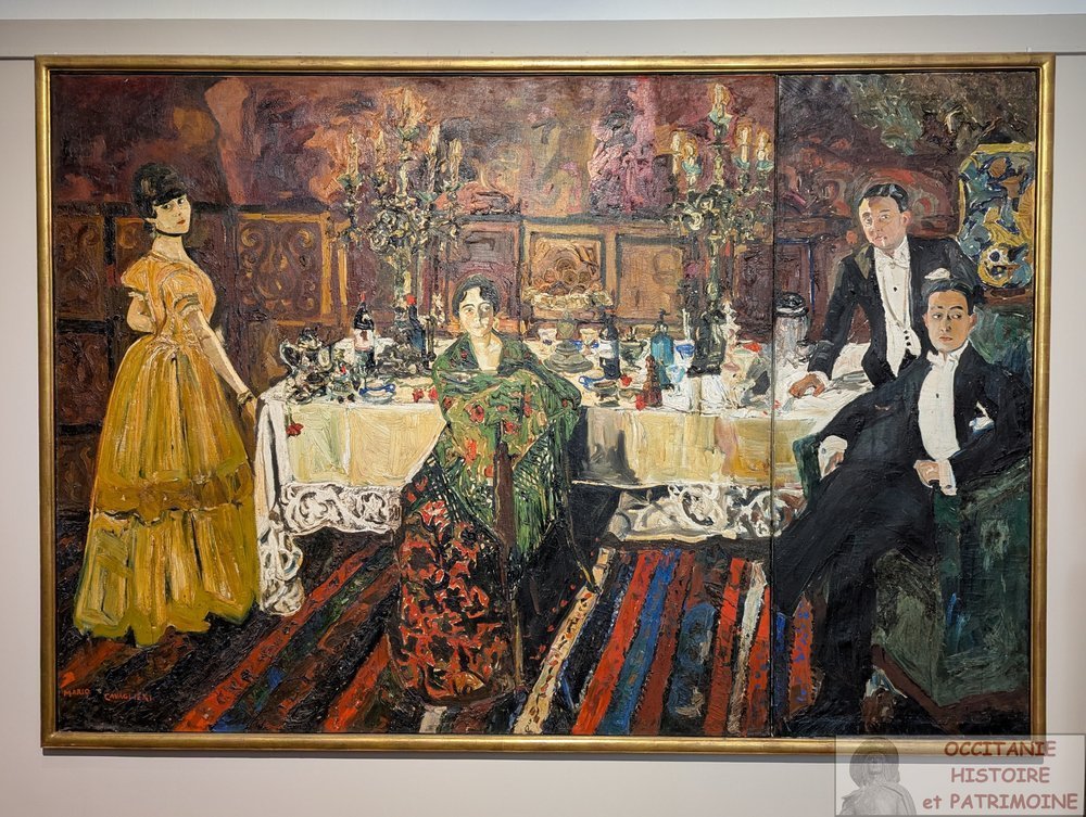 Une peinture à l'huile représentant une femme en robe jaune, une femme au châle vert assise à une table à manger, ainsi que deux hommes en smoking, l'un debout et l'autre assis dans un fauteuil.